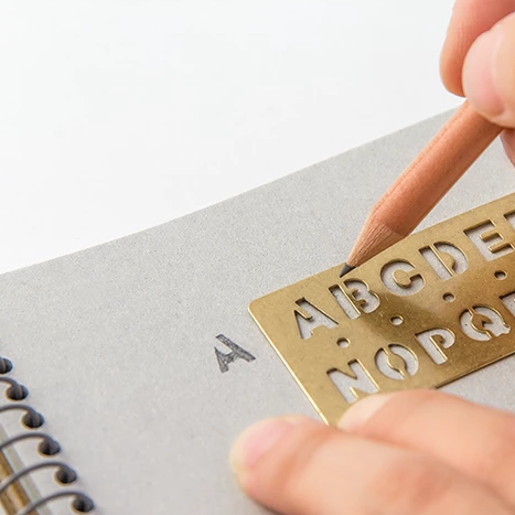Traveler´s company - Brass bókamerki sem er stensill með bókstöfum